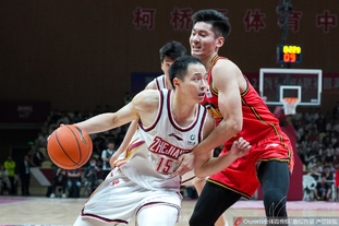 第21圈，诺里斯连过安东内利、塞恩斯、斯特罗尔、劳森，直接上到第4。（第21圈，诺里斯连超安东内利、塞恩斯、斯特罗尔与劳森，一举升至第4位）